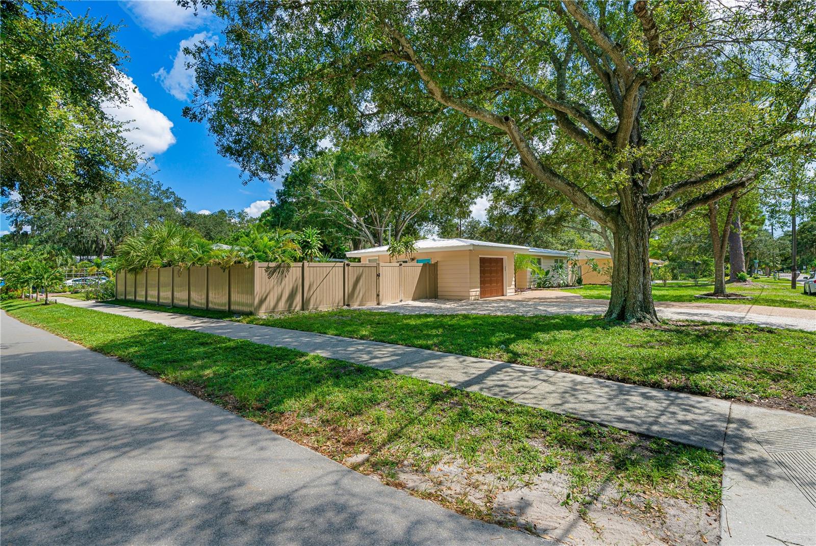 RUSTIC LODGE - Residential Lease