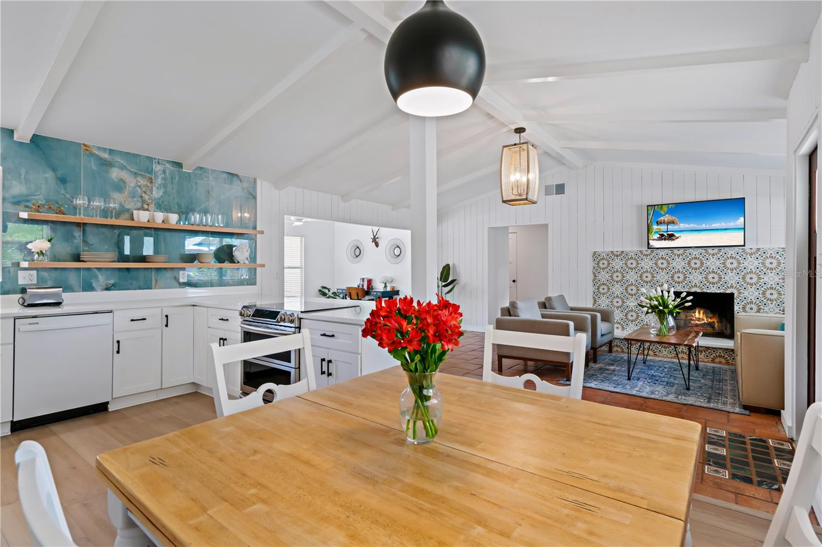RUSTIC LODGE - Residential Lease