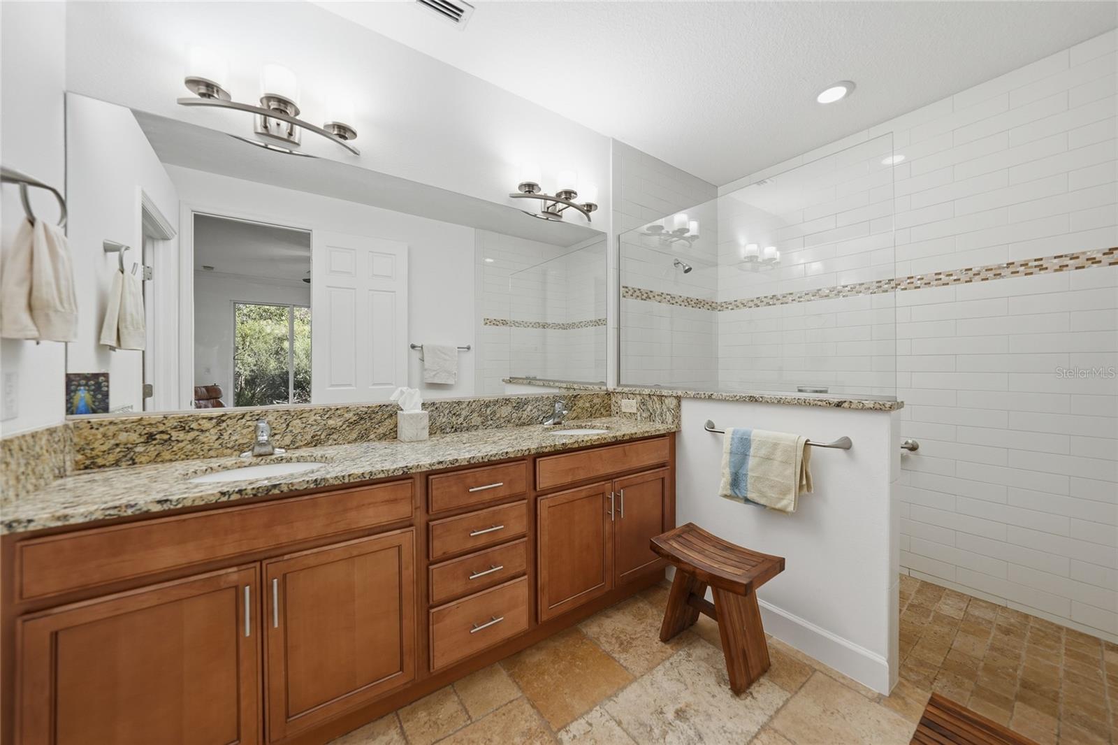 ARTISTS ENCLAVE - Residential