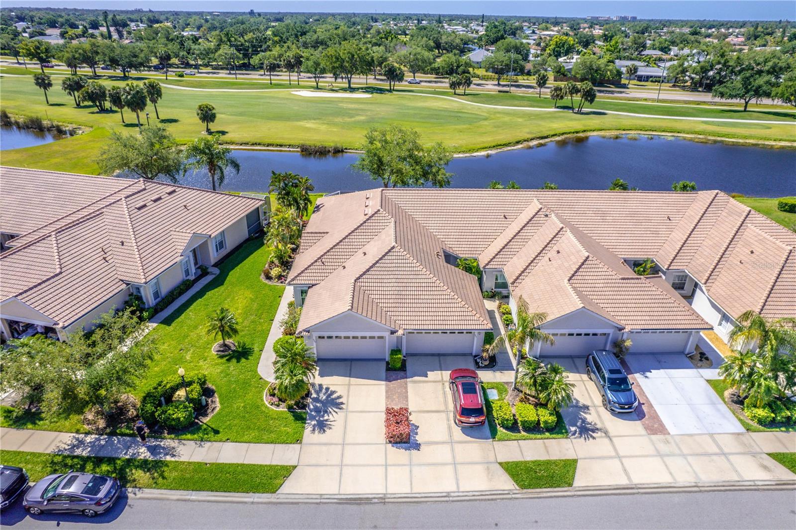 PELICAN POINTE GOLF & CNTRY CL - Residential