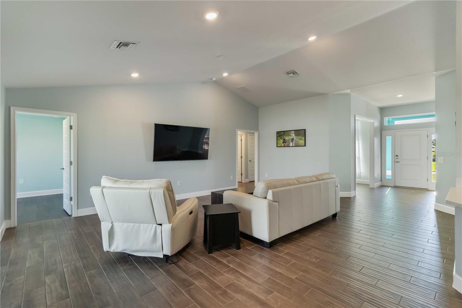 SOUTH VENICE - Residential