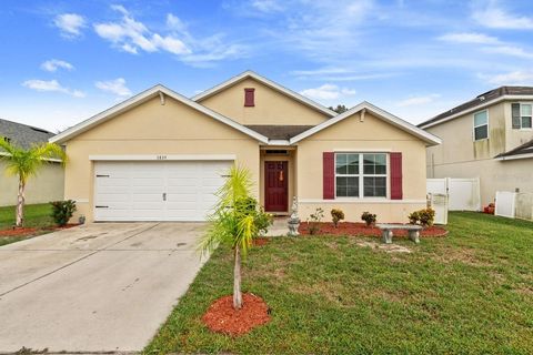 A home in PLANT CITY