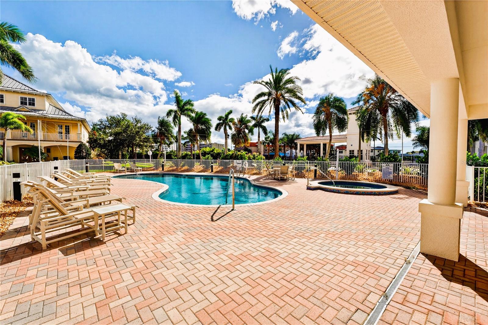 LAS FLORES CONDO - Residential