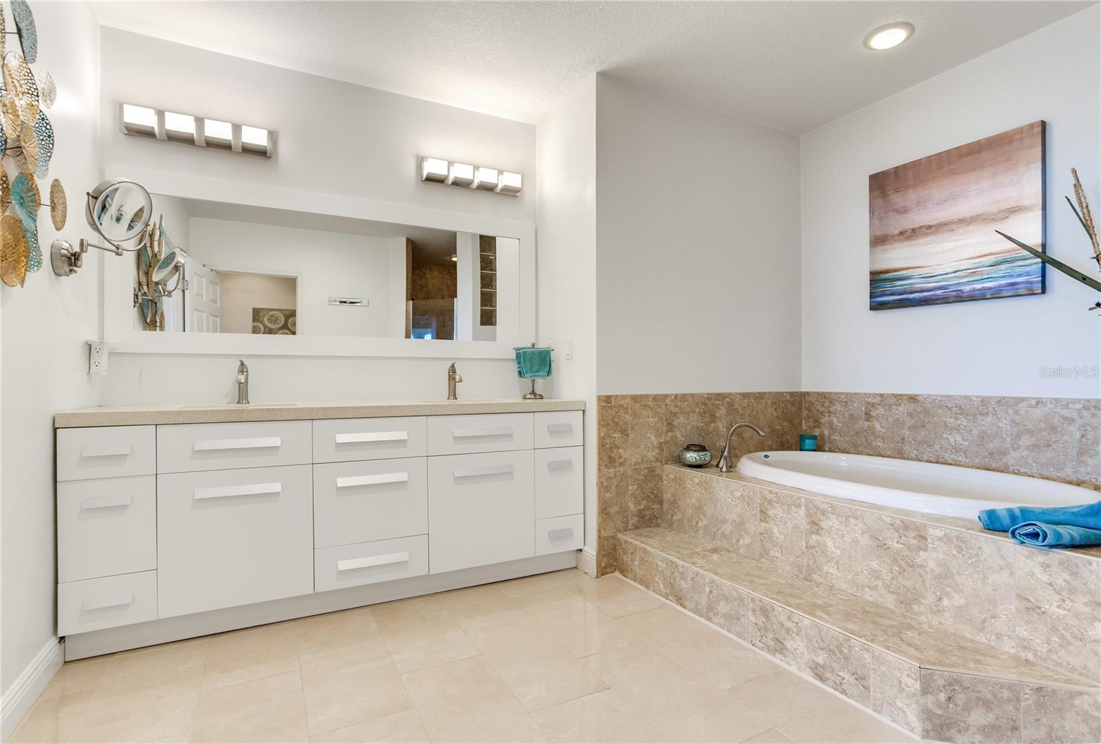 LAS FLORES CONDO - Residential