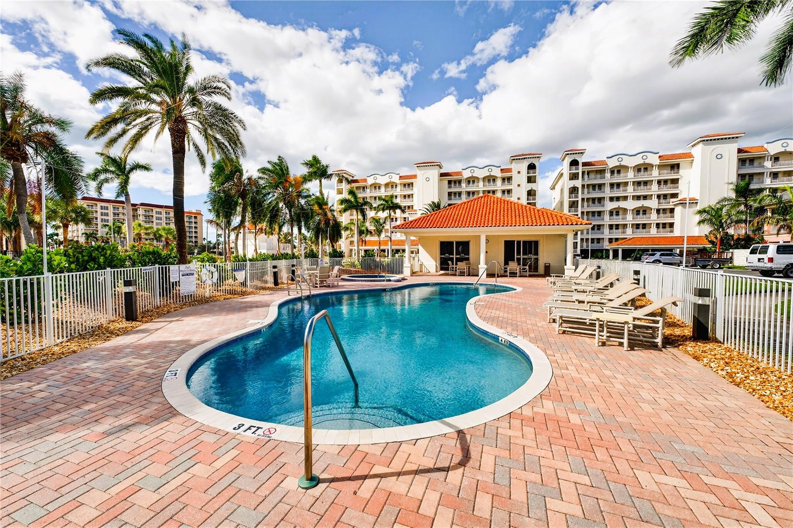 LAS FLORES CONDO - Residential