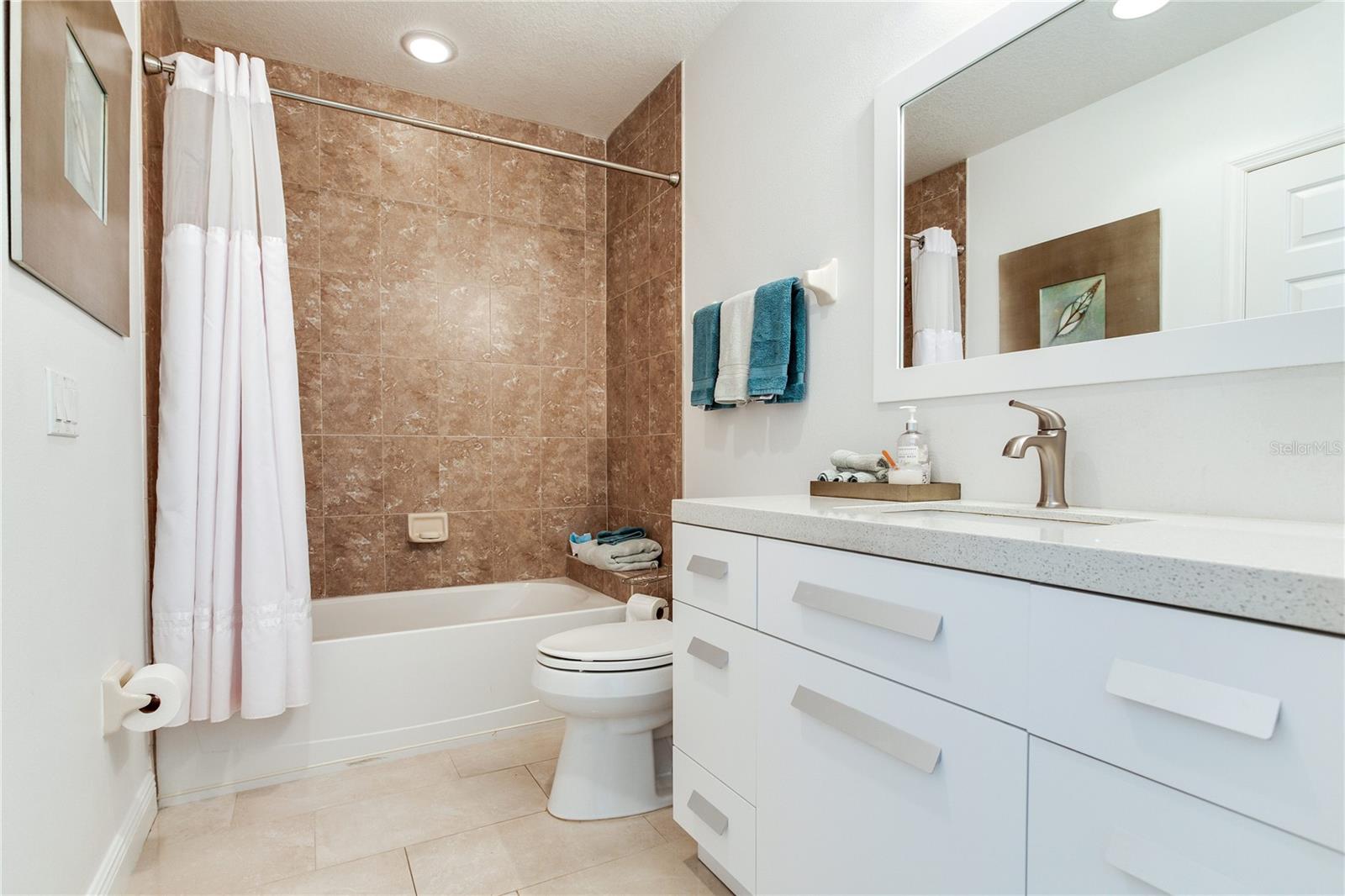 LAS FLORES CONDO - Residential