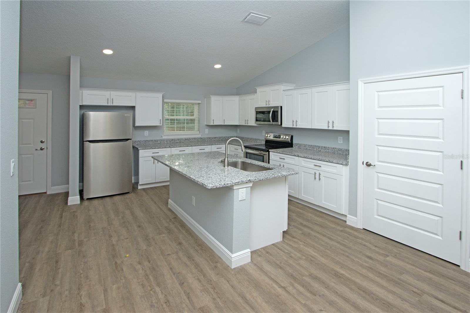 9342 N PEACHTREE WAY