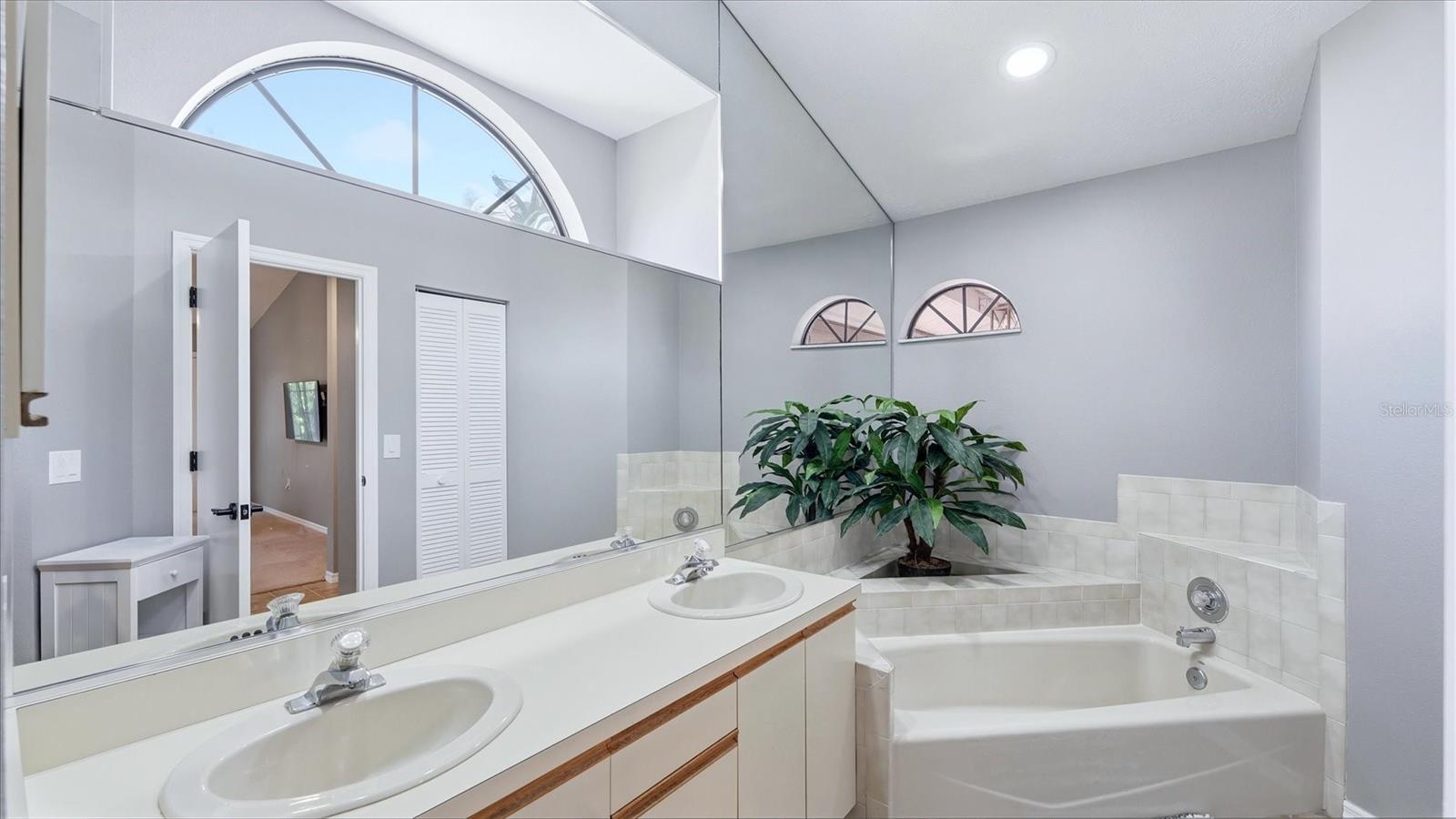 COLONIAL OAKS - Residential