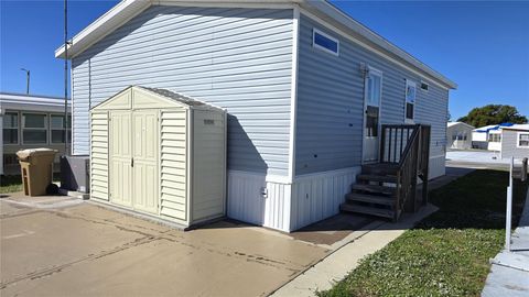 A home in WINTER HAVEN