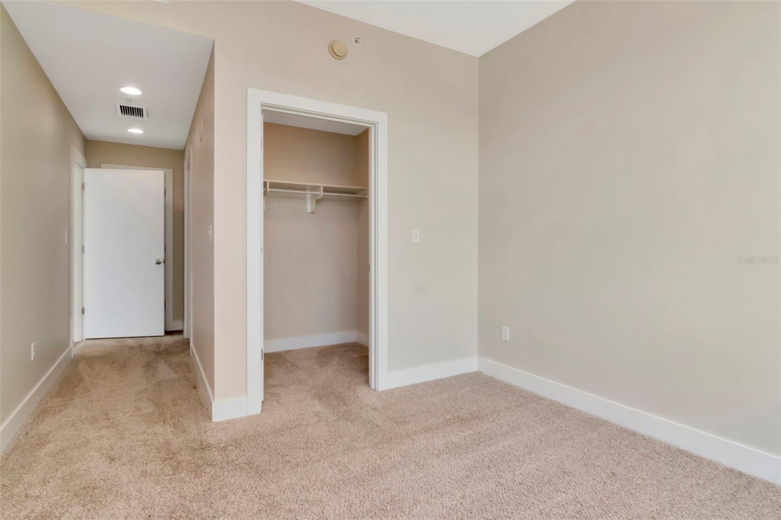 GRAND CENTRAL AT KENNEDY RESID - Residential Lease
