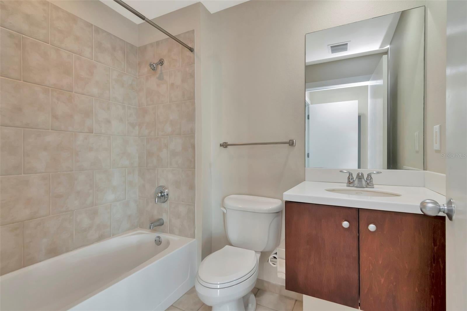 GRAND CENTRAL AT KENNEDY RESID - Residential Lease