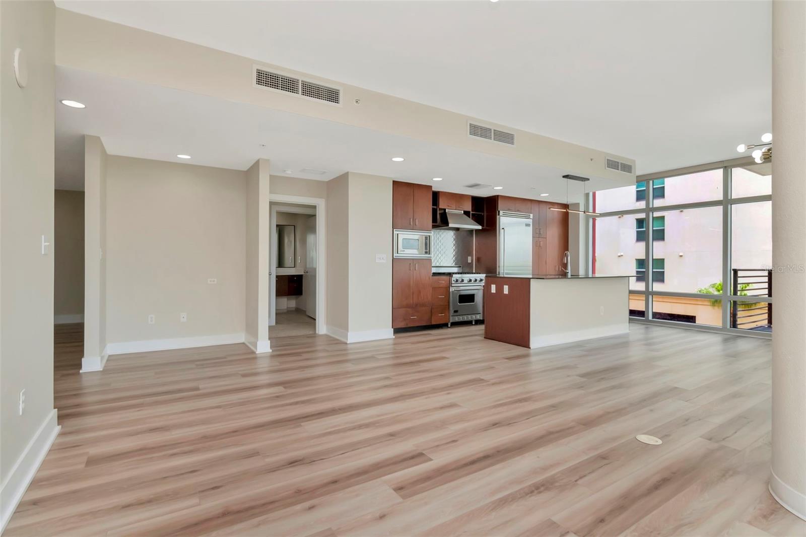 GRAND CENTRAL AT KENNEDY RESID - Residential Lease