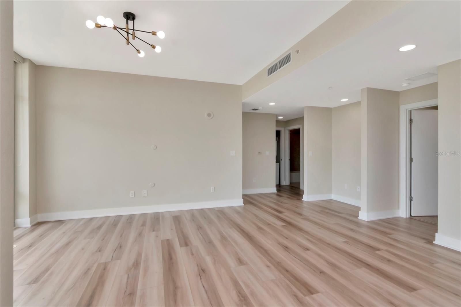 GRAND CENTRAL AT KENNEDY RESID - Residential Lease