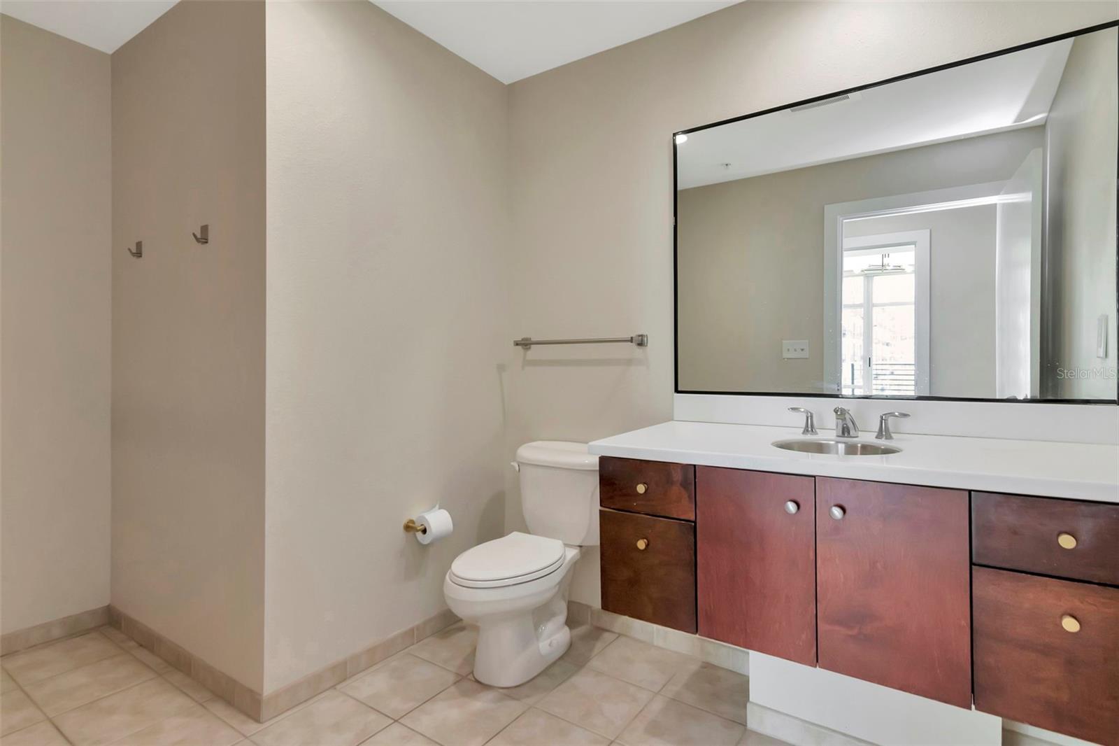 GRAND CENTRAL AT KENNEDY RESID - Residential Lease