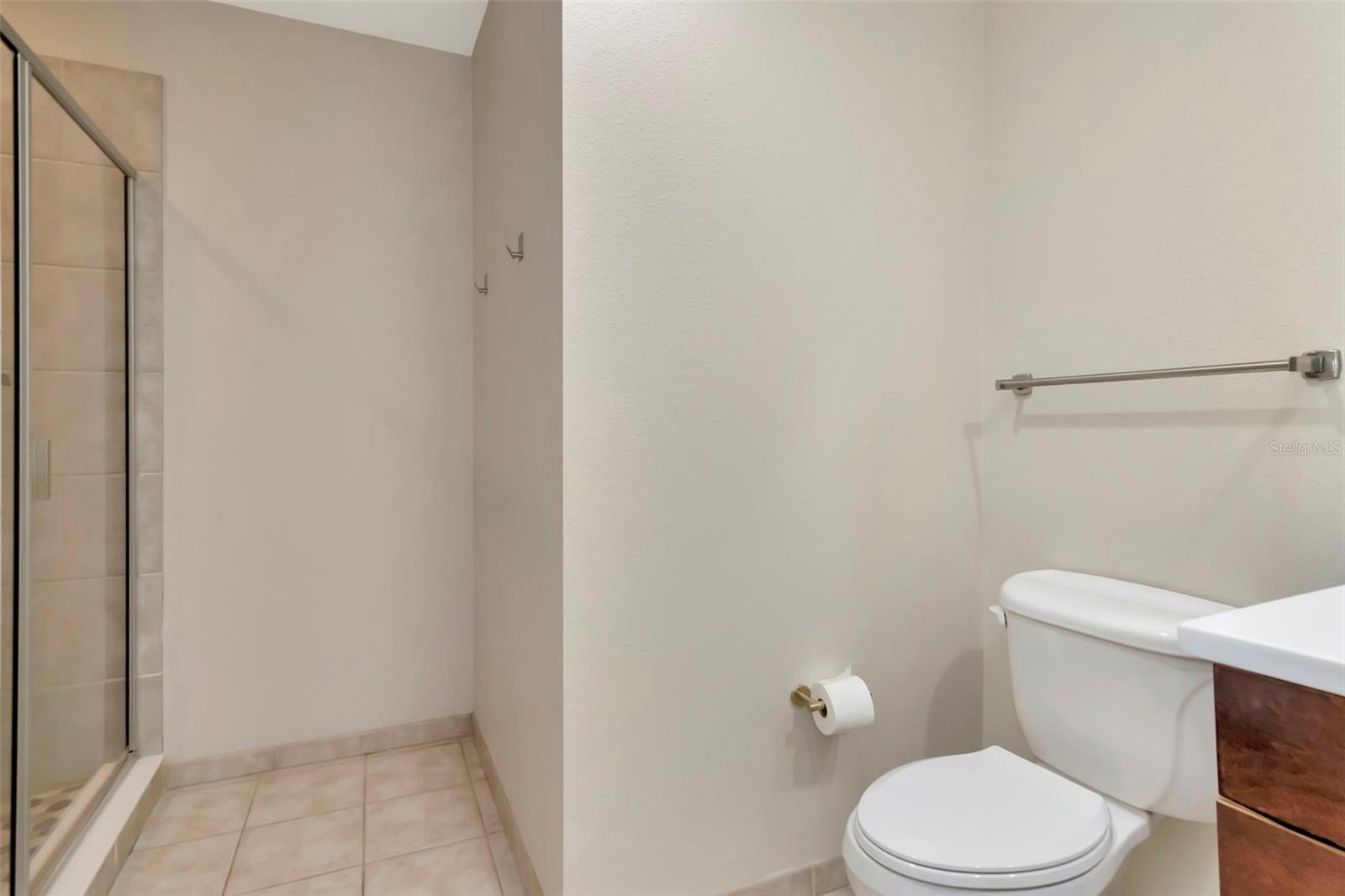 GRAND CENTRAL AT KENNEDY RESID - Residential Lease