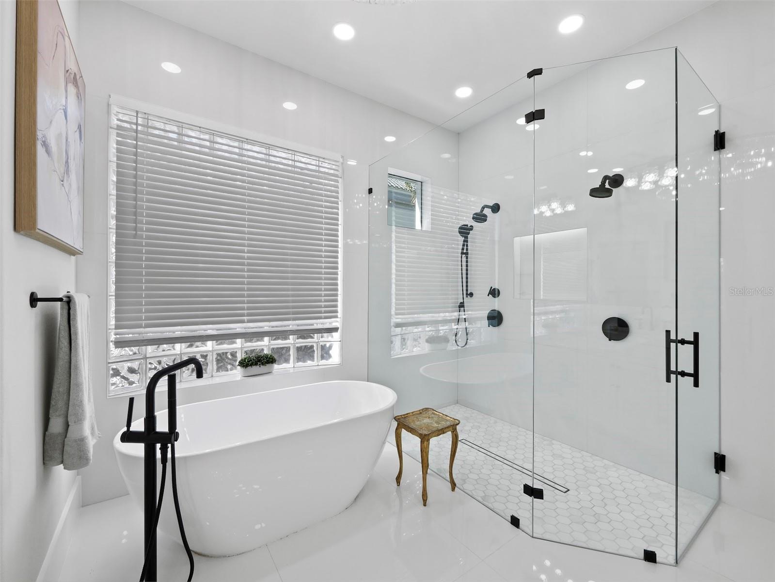 MANCHESTER BAY - Residential