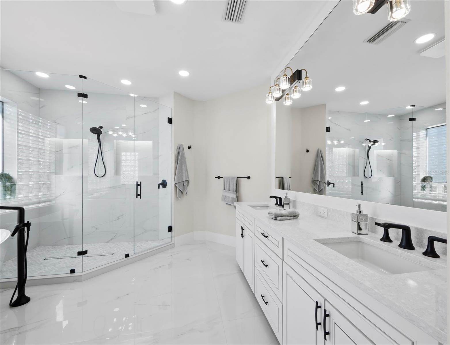 MANCHESTER BAY - Residential