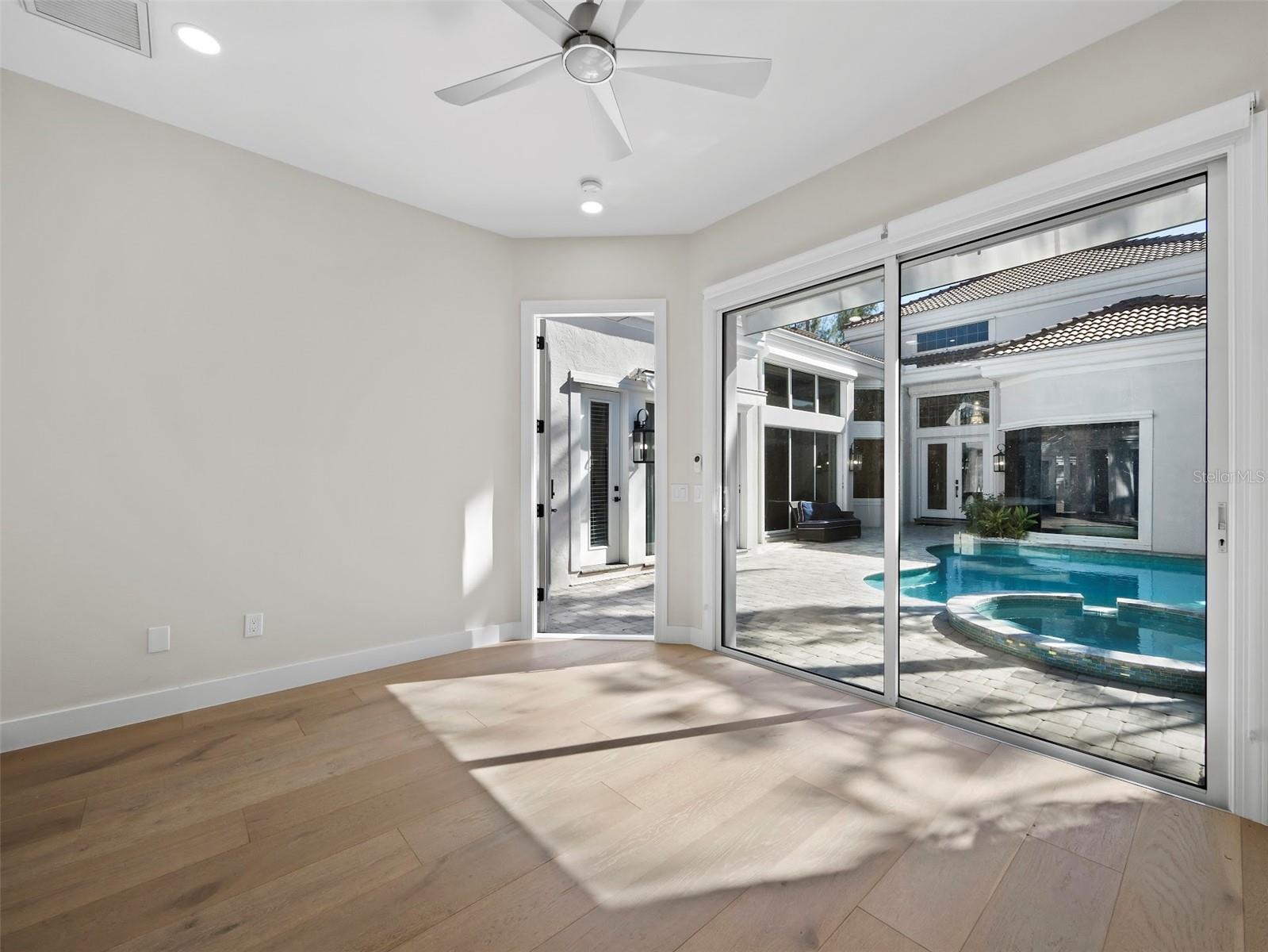 MANCHESTER BAY - Residential