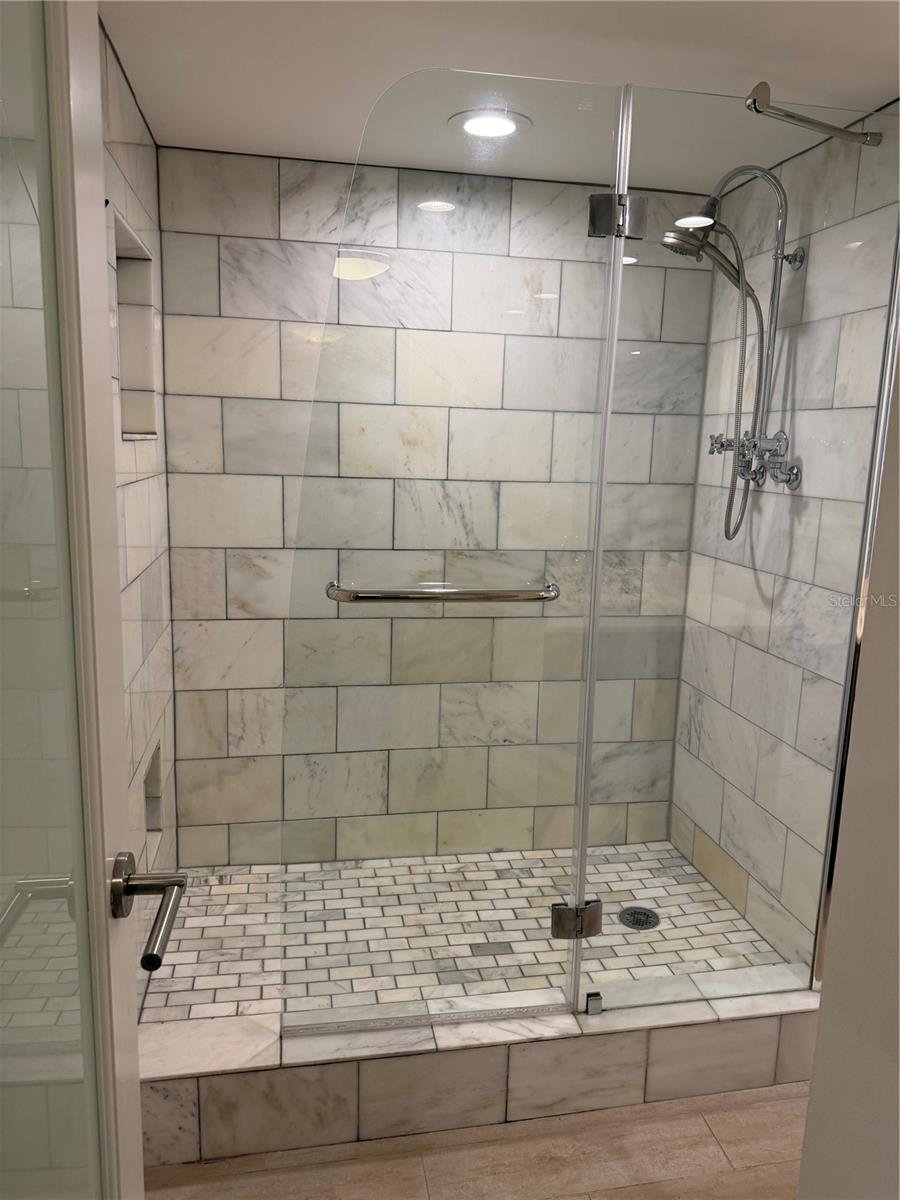 PLAZA GARDENS - Residential