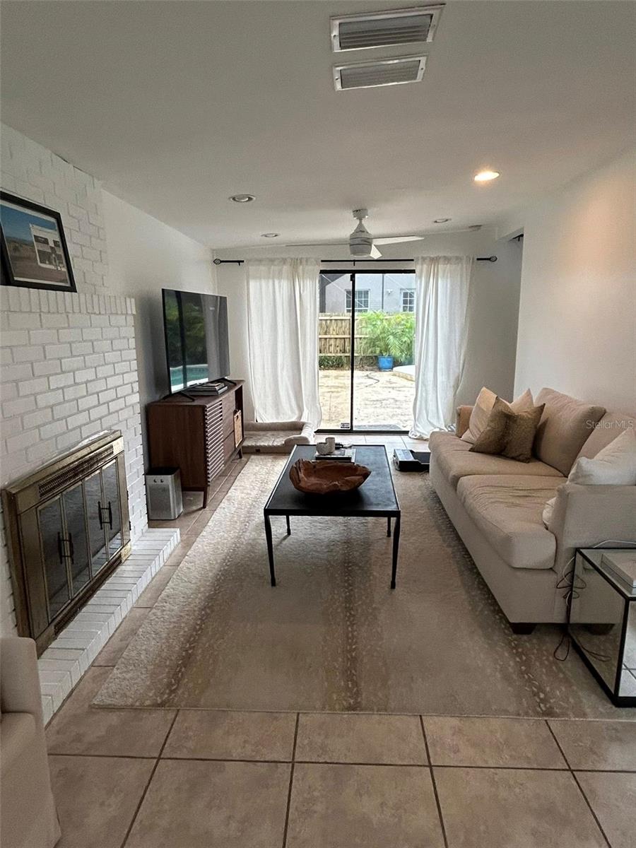 OAKELLARS - Residential Lease