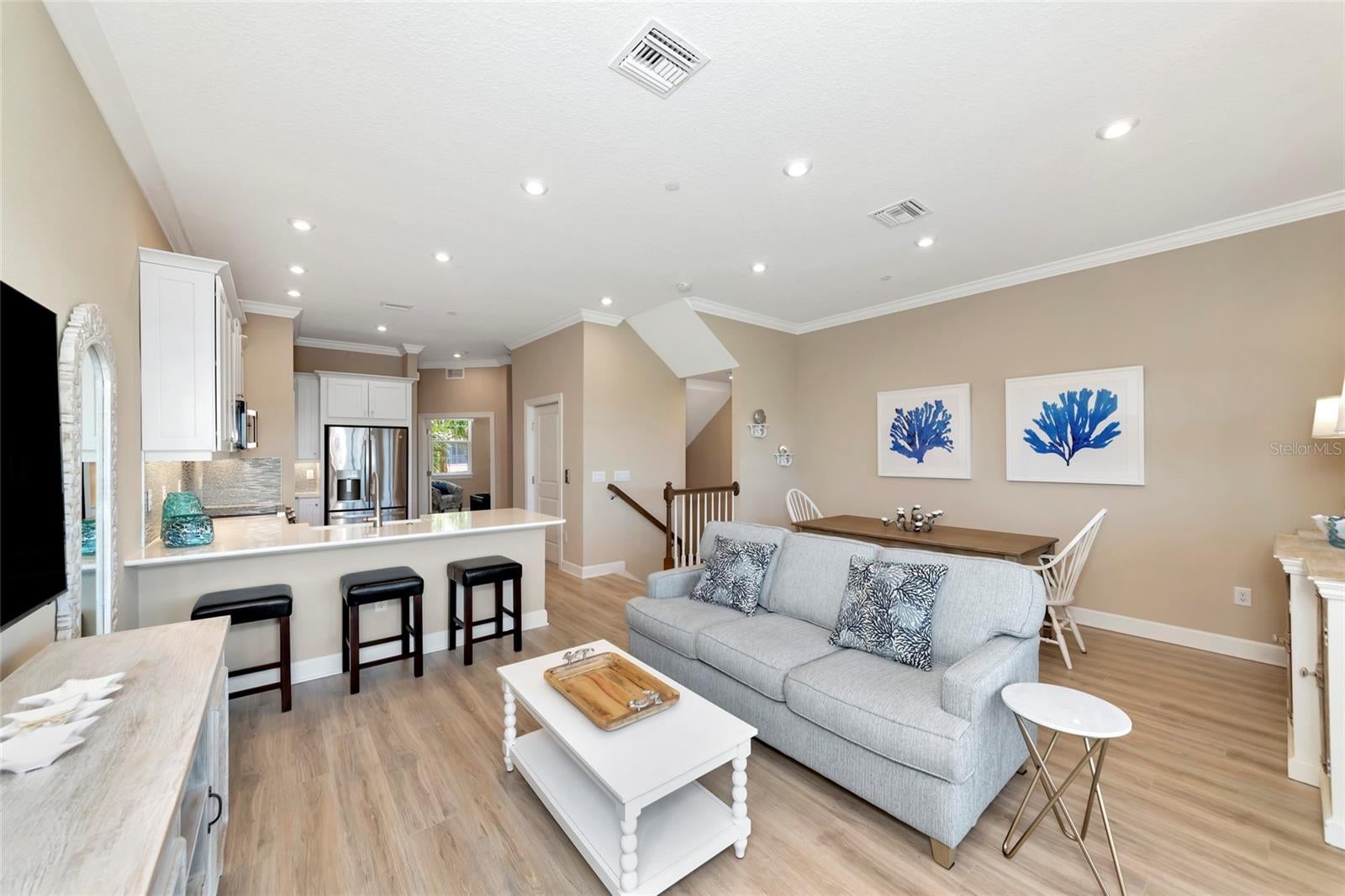 5589 CANNES CIRCLE 4-102
