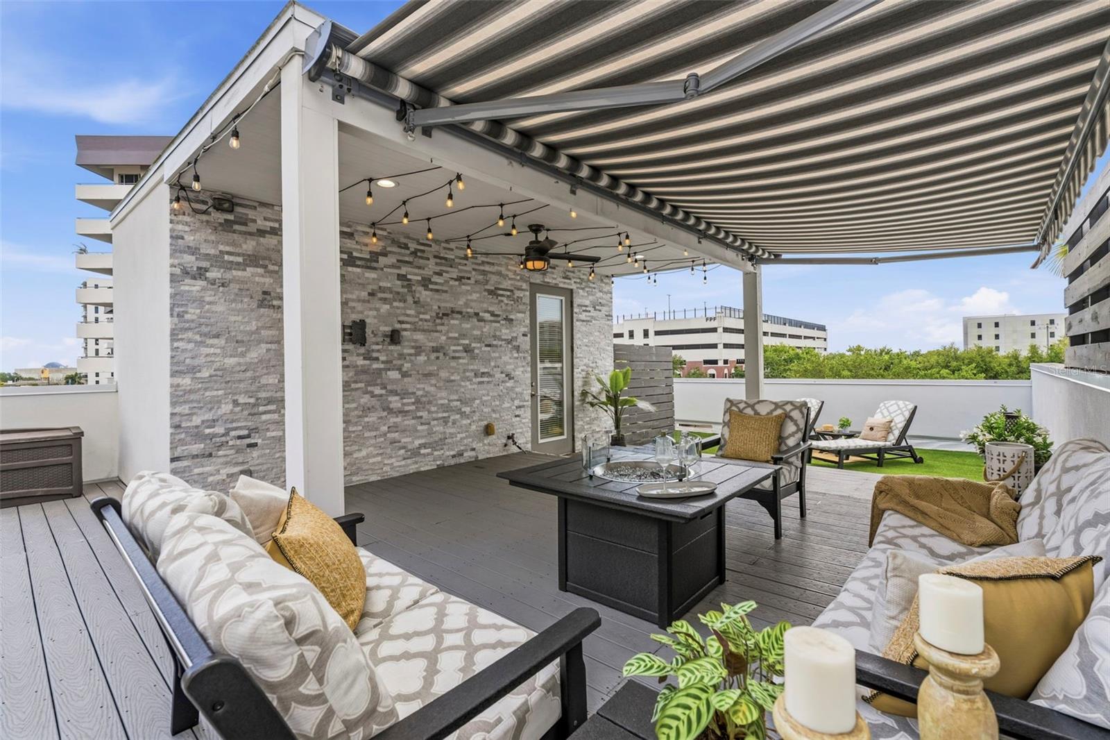 DELMAR TWNHMS - Residential