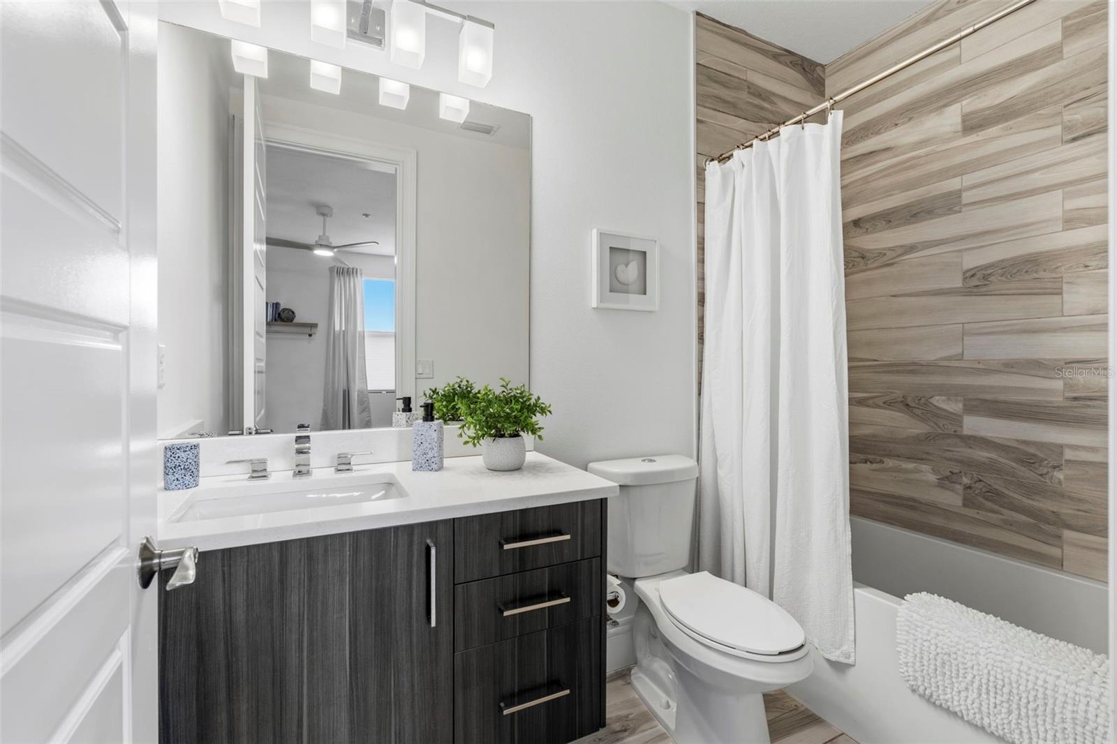 DELMAR TWNHMS - Residential
