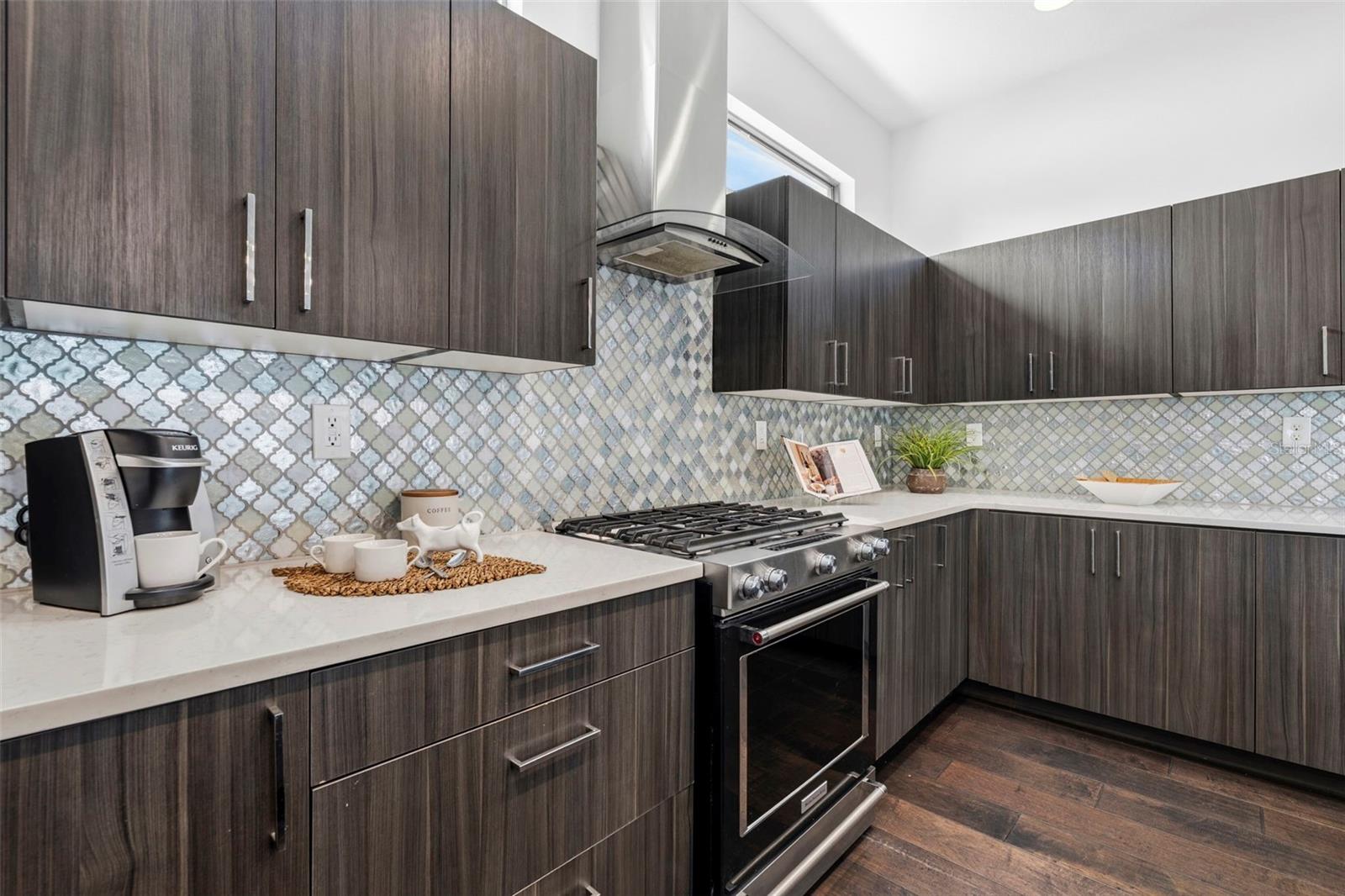 DELMAR TWNHMS - Residential
