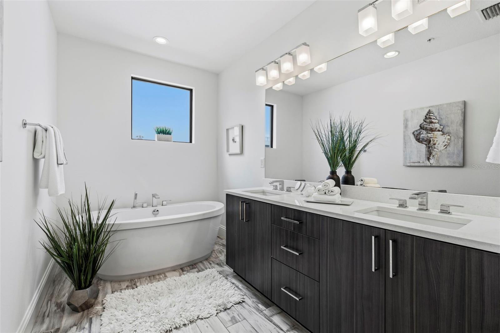 DELMAR TWNHMS - Residential