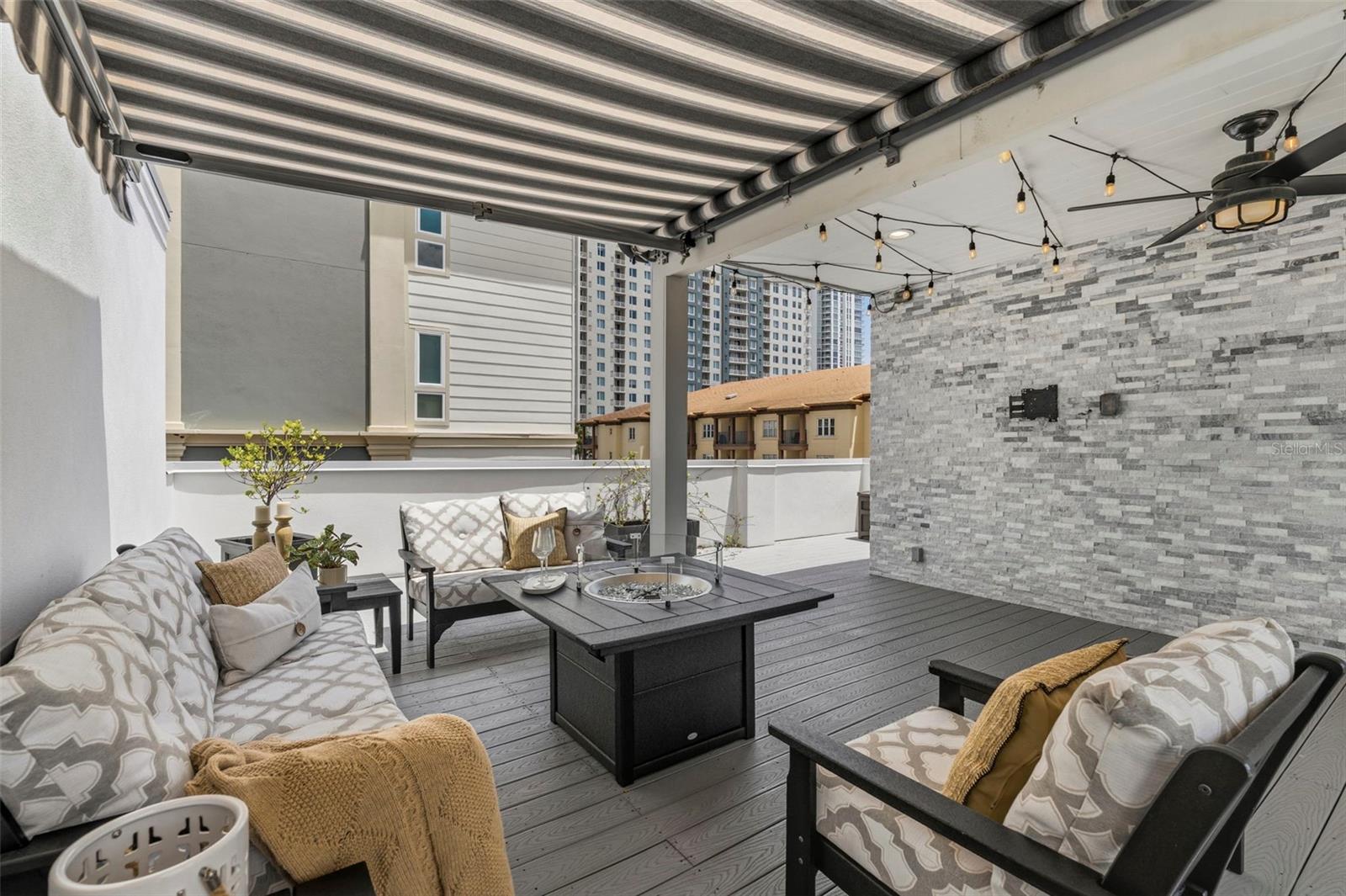 DELMAR TWNHMS - Residential