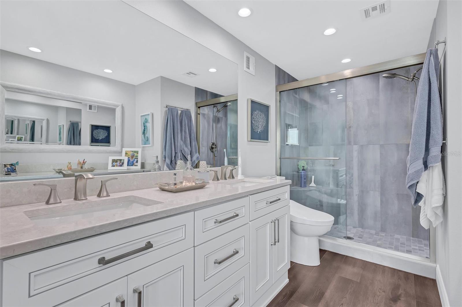 SIESTA TOWERS - Residential