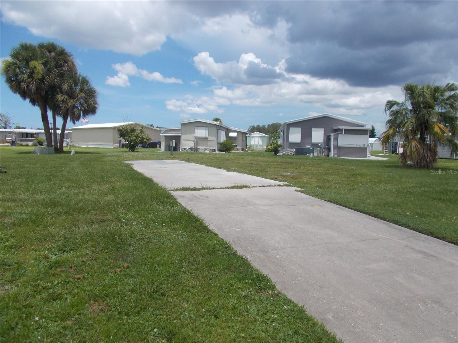 HOLIDAY PARK - Land