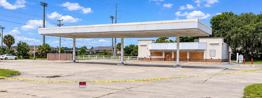 Photo of 2425 W Memorial Boulevard, Lakeland, FL 33815 (MLS # P4939849)