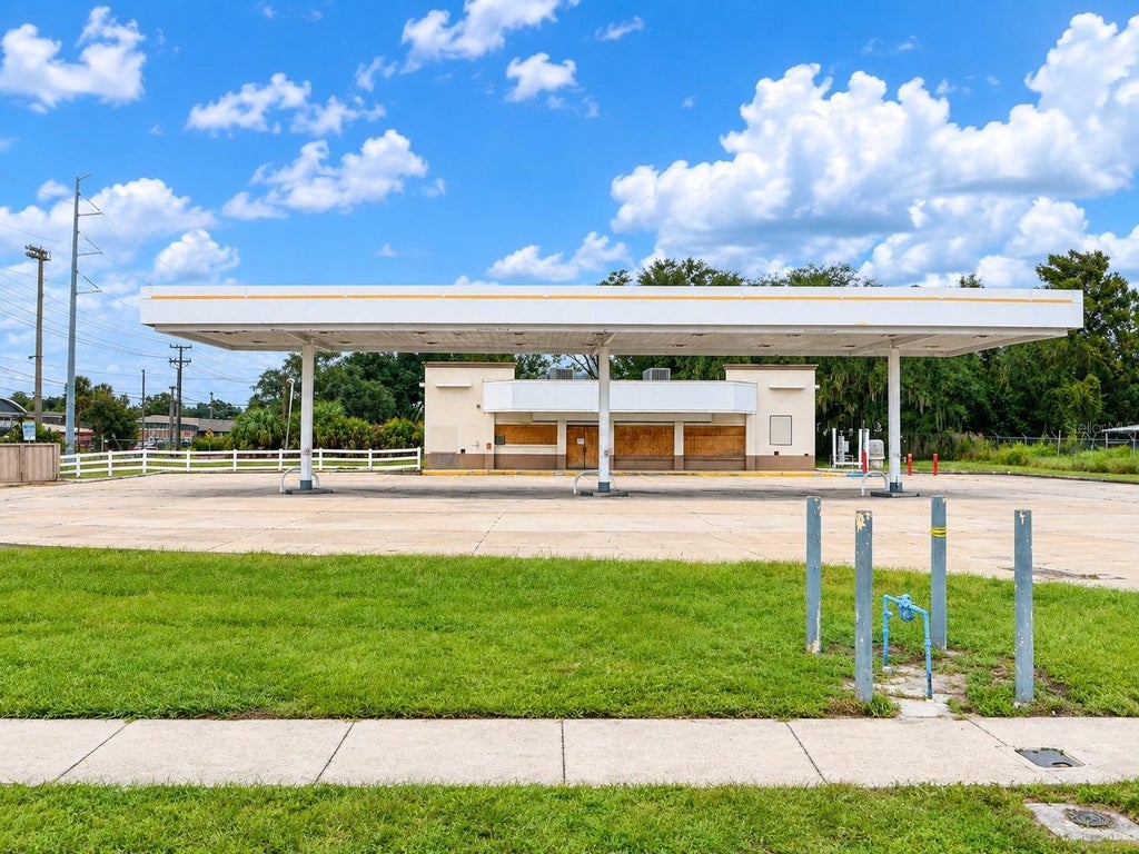 Photo of 2425 W Memorial Boulevard, Lakeland, FL 33815 (MLS # P4939849)