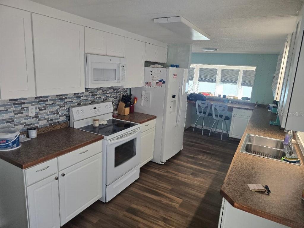 PALM LAKE ESTATES - Residential