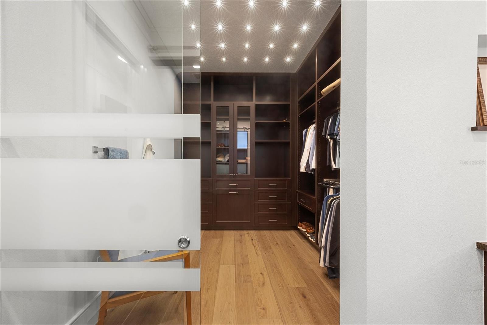 FOUNDERS CLUB - Residential