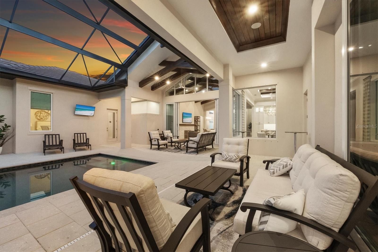 FOUNDERS CLUB - Residential