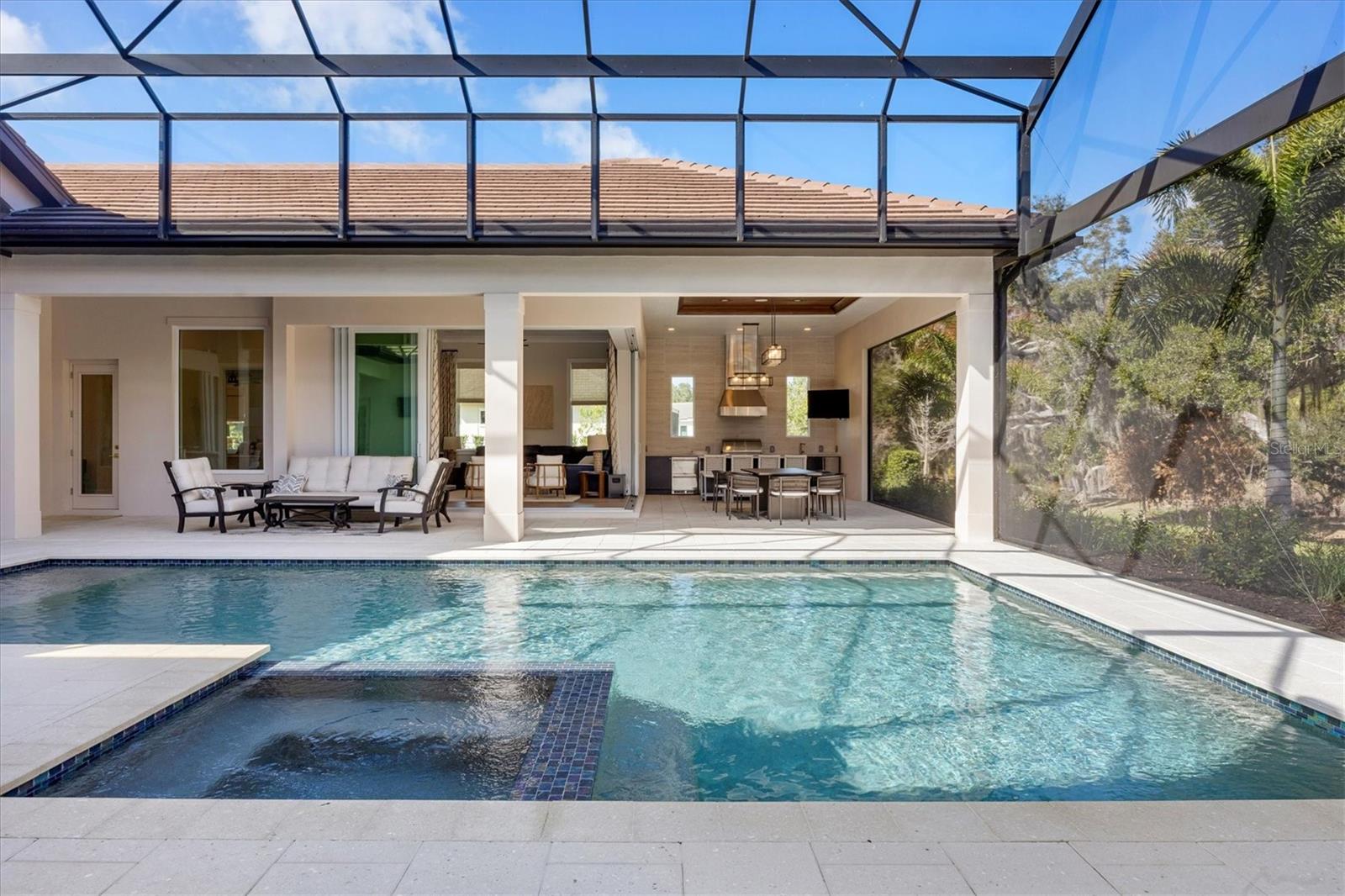 FOUNDERS CLUB - Residential