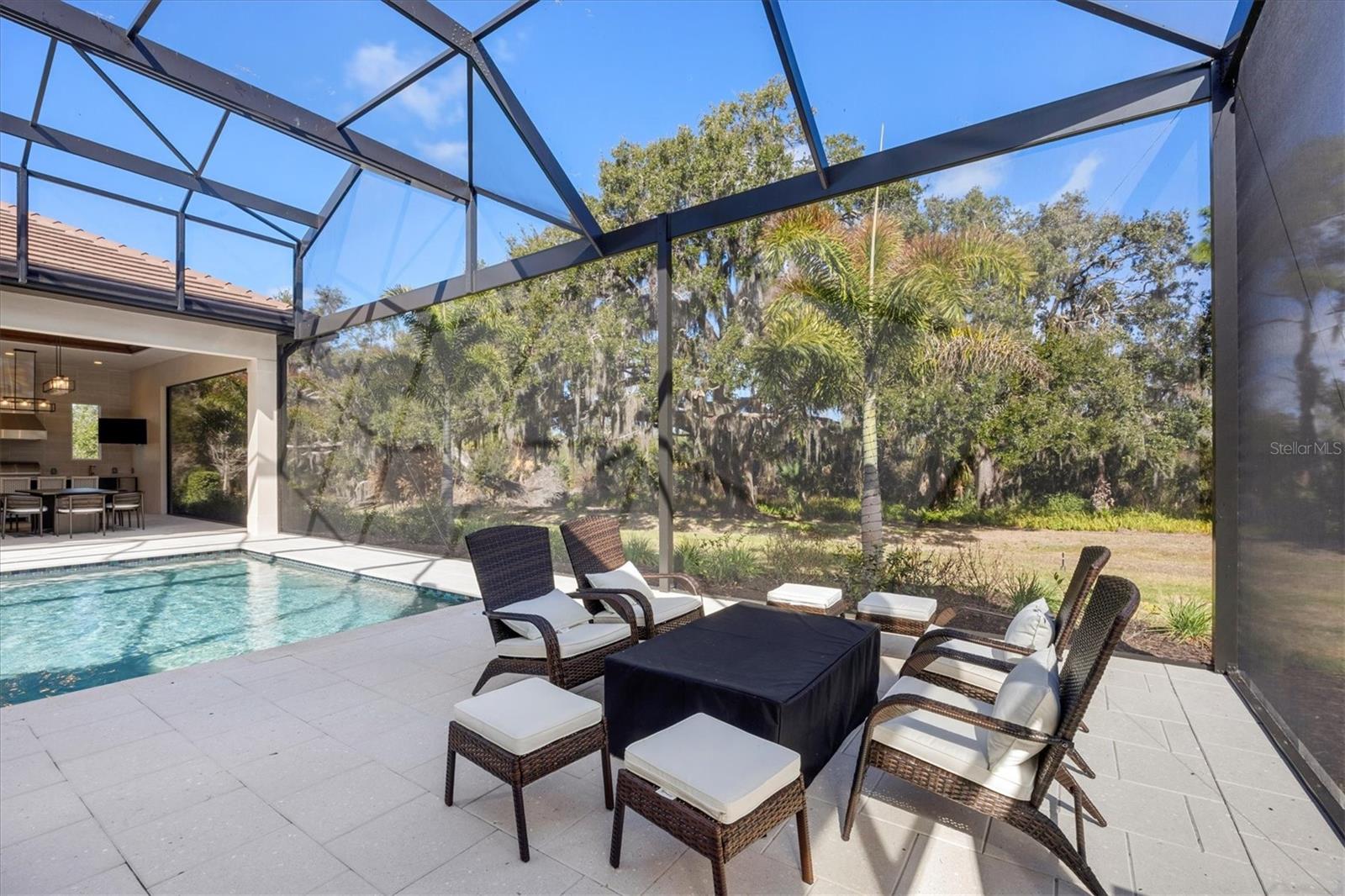 FOUNDERS CLUB - Residential