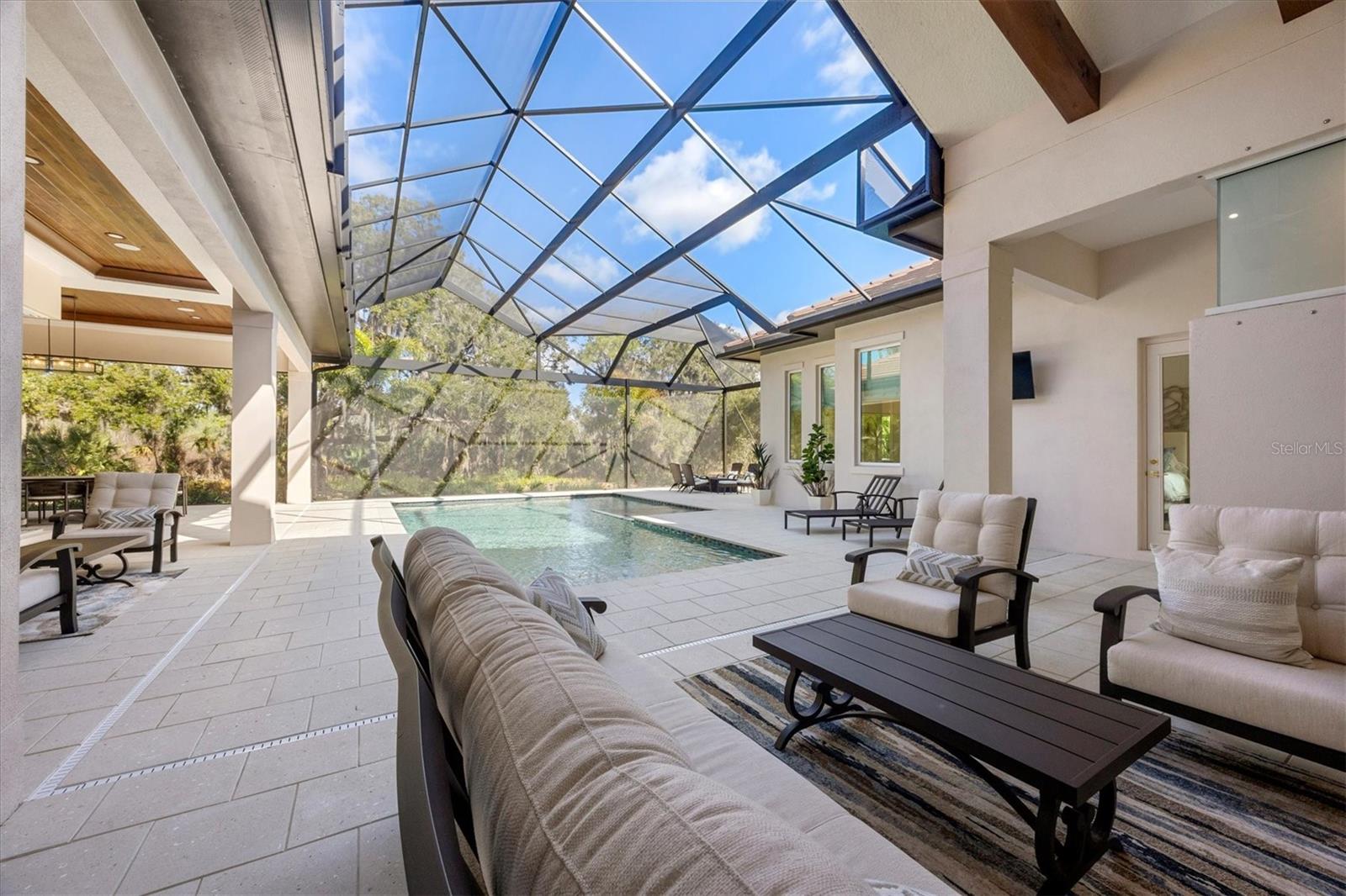 FOUNDERS CLUB - Residential