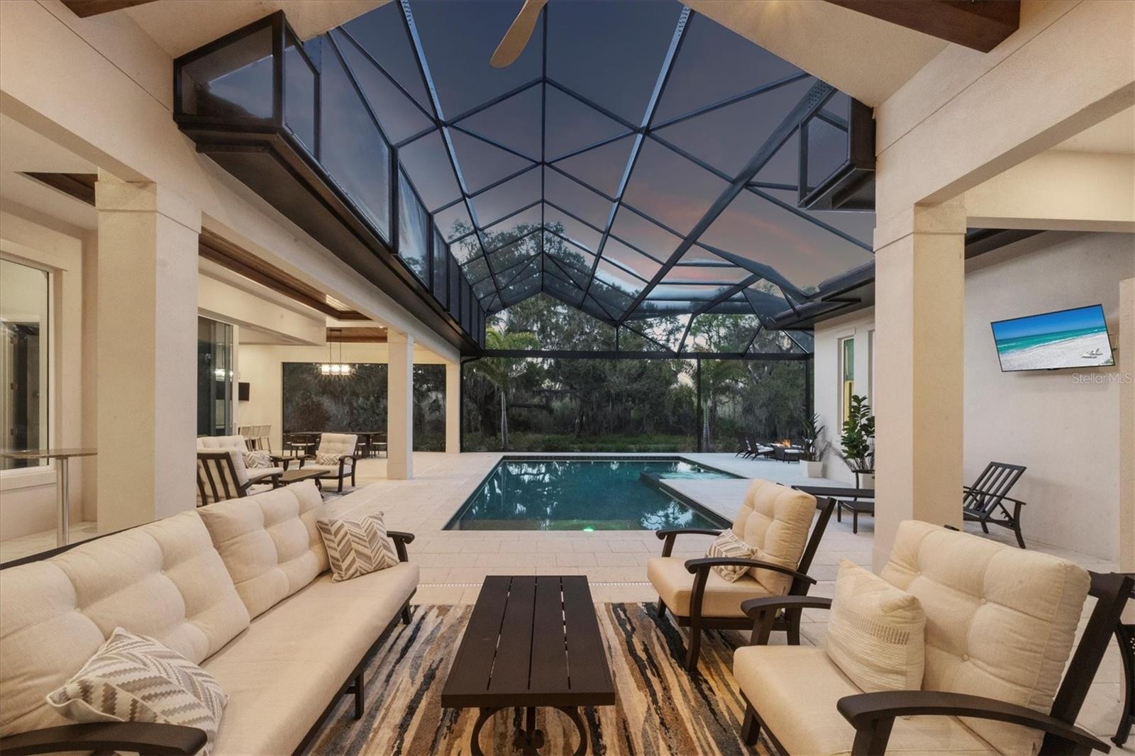 FOUNDERS CLUB - Residential