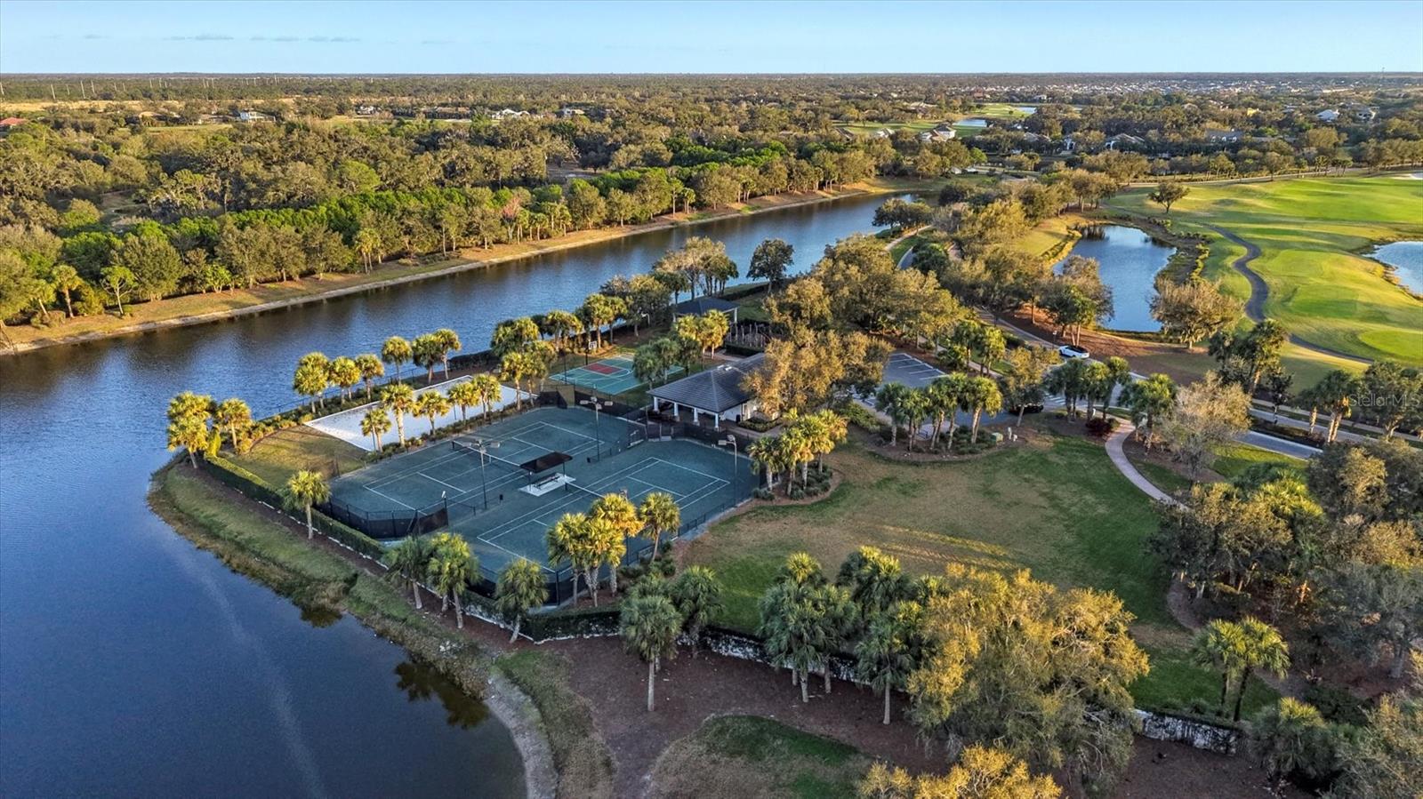 FOUNDERS CLUB - Residential