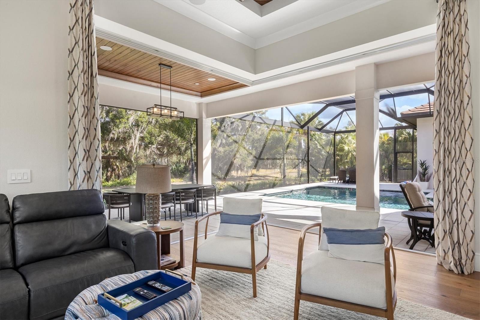 FOUNDERS CLUB - Residential