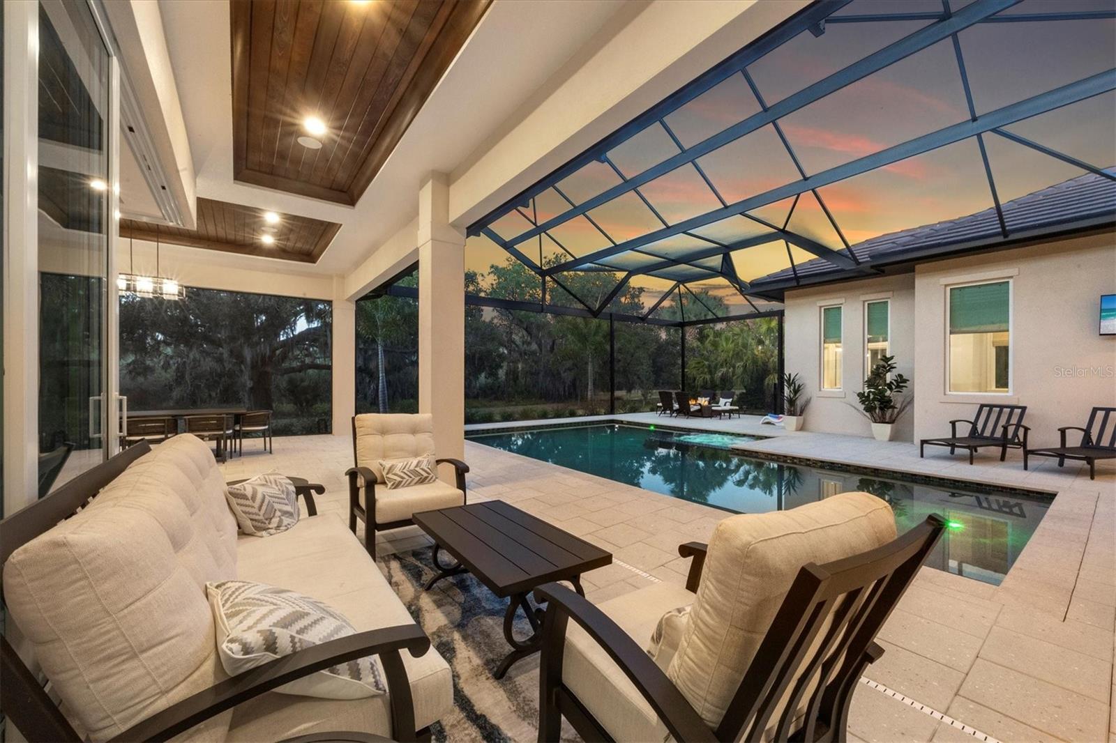 FOUNDERS CLUB - Residential