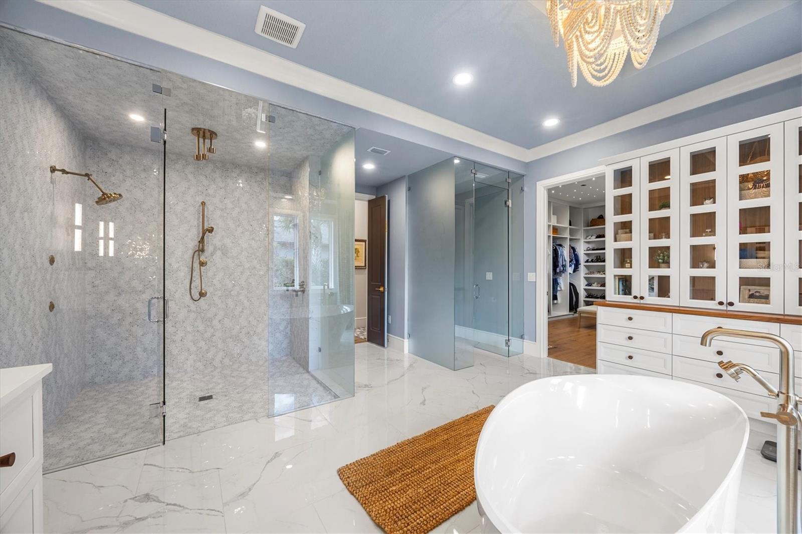 FOUNDERS CLUB - Residential