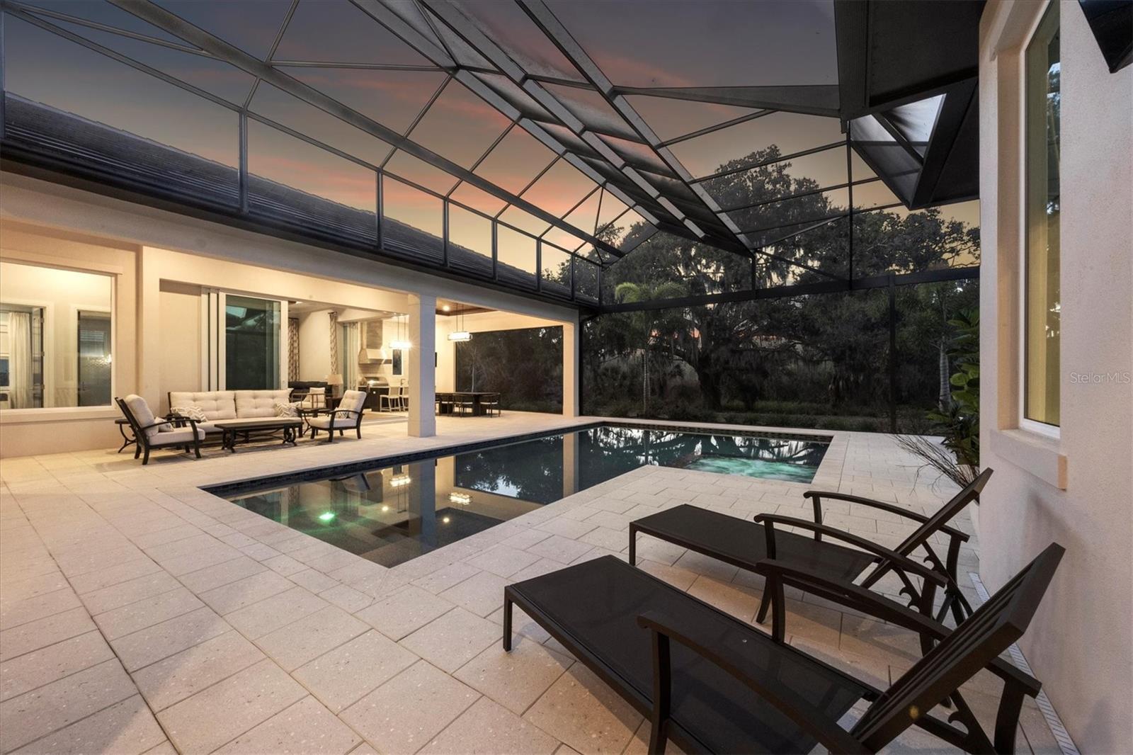 FOUNDERS CLUB - Residential