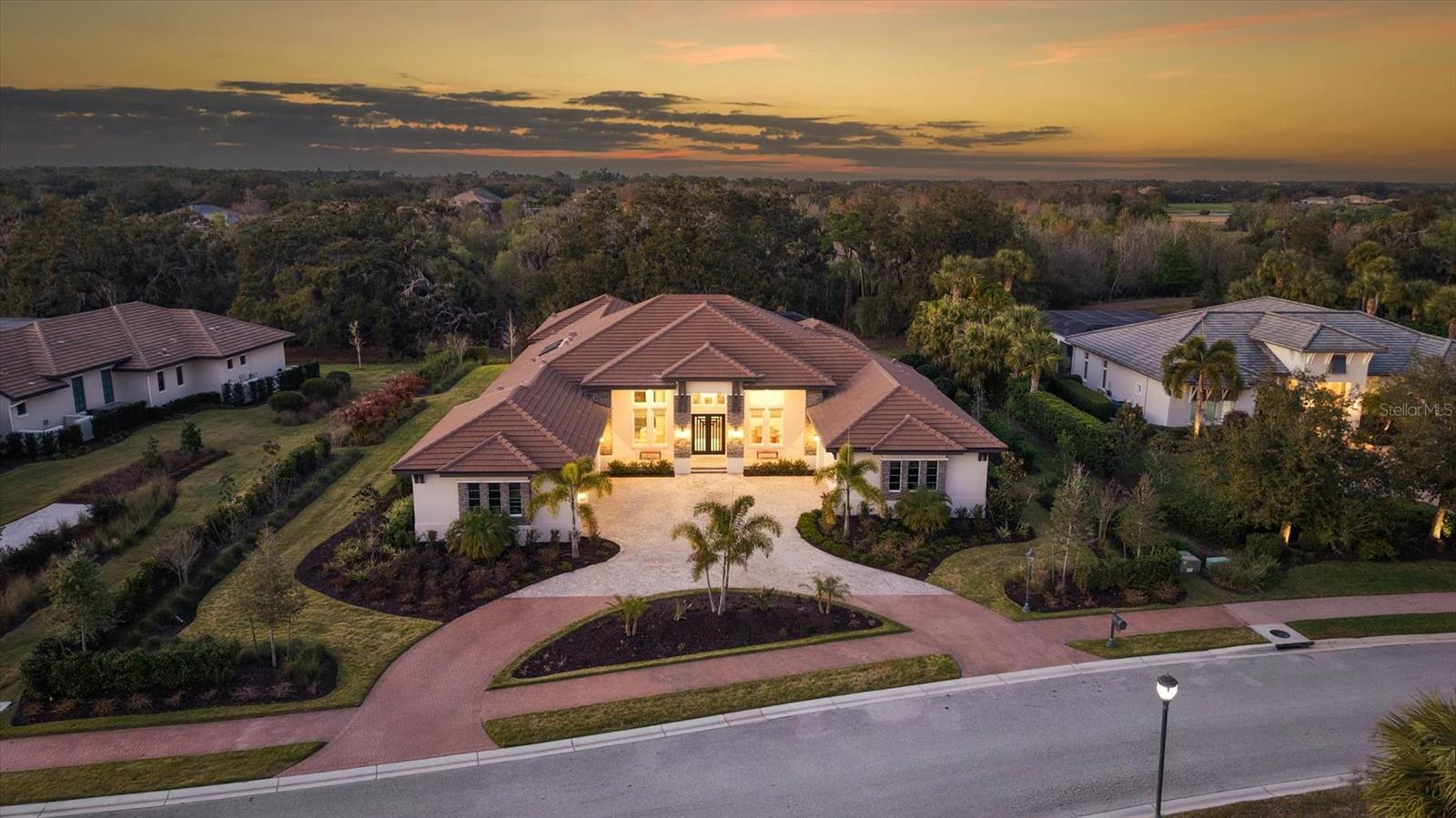 FOUNDERS CLUB - Residential