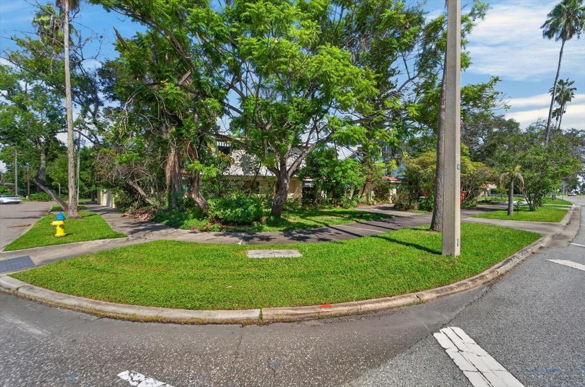 114 W DAVIS BOULEVARD