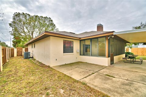 A home in AUBURNDALE