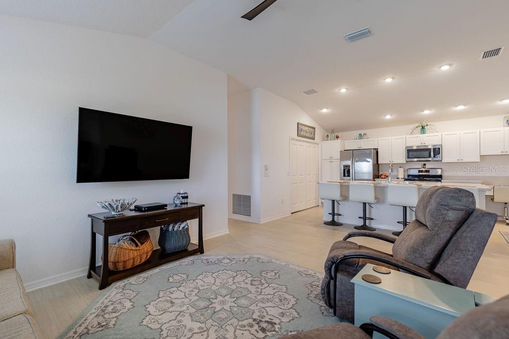 VILLAGES/SOUTHERN OAKS UN 216 - Residential